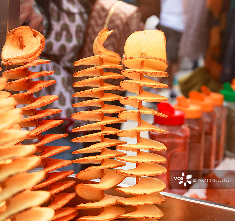 美食背景：串在棍子上的螺旋土豆图片素材