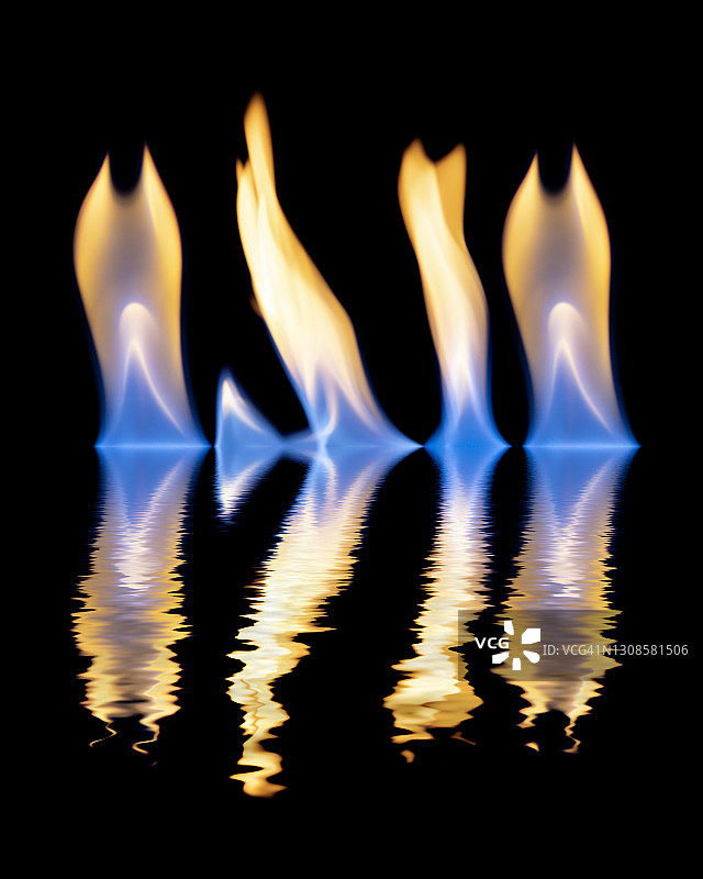 黑色背景下火焰的水面倒影图片素材