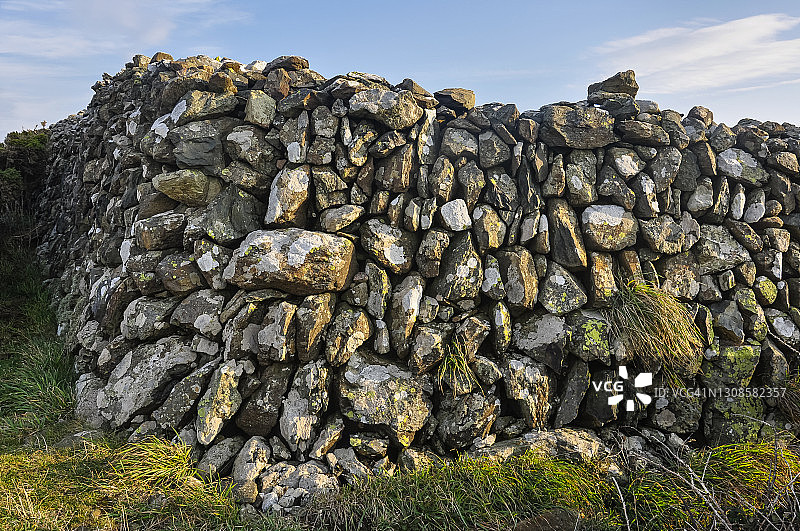 威尔士彭布罗克郡的传统干石墙图片素材