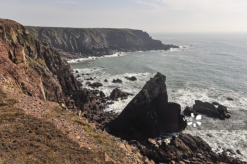 彭布罗克郡圣安妮斯海岬的壮观砂岩悬崖图片素材
