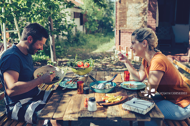 微笑情侣户外用餐图片素材
