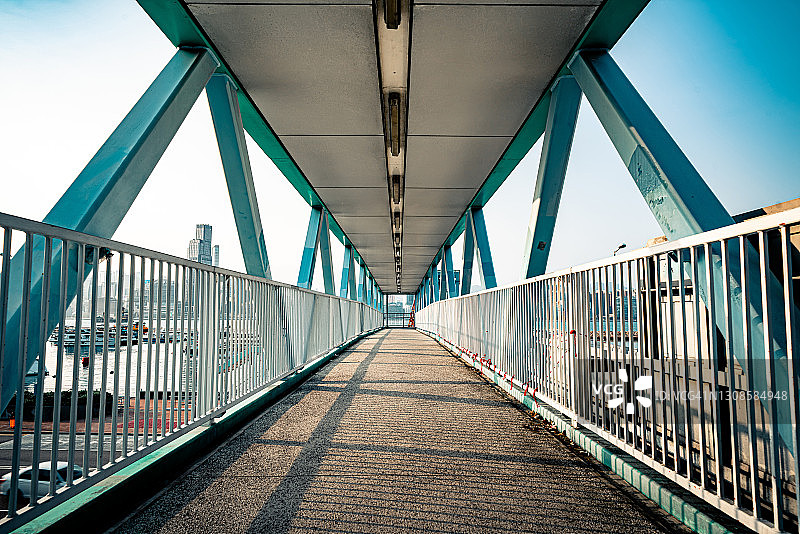 空旷的现代海湾人行天桥图片素材