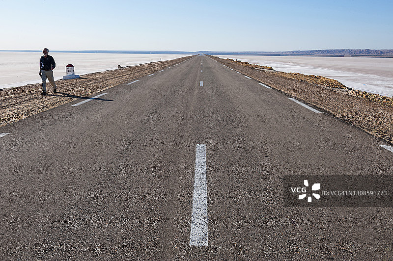 突尼斯杰里德盐湖公路图片素材