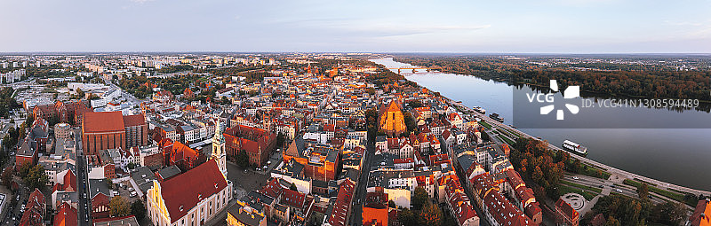 日落时分航拍波兰托伦老城维斯瓦河图片素材