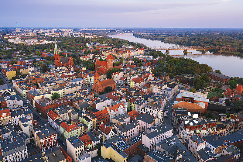 日落时分航拍波兰托伦老城维斯瓦河图片素材