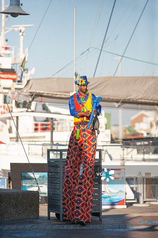 在开普敦海滨区戴着面罩的表演者图片素材