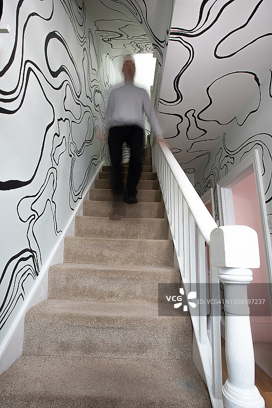 走下楼梯的男人图片素材