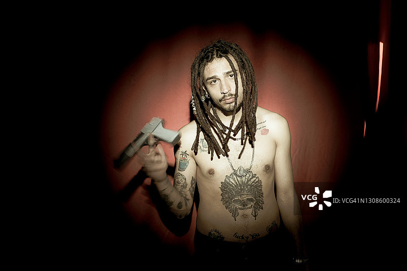 拍摄照片的脏辫纹身男士图片素材