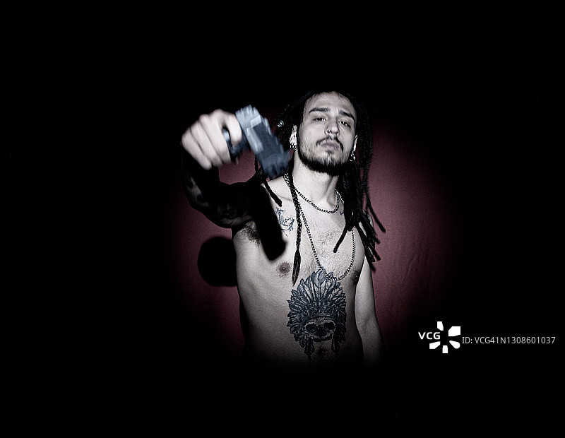 拍摄照片的脏辫纹身男士图片素材