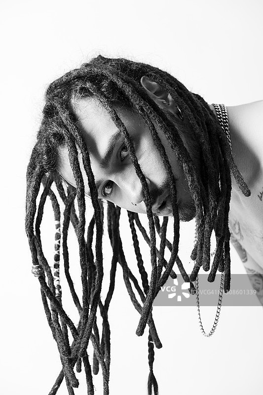 拍摄照片的脏辫纹身男士图片素材