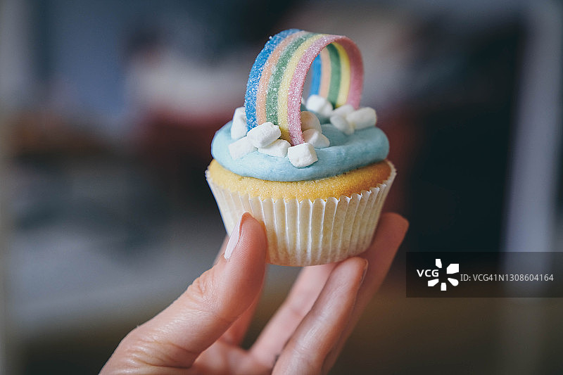 女人手持自制彩虹纸杯蛋糕图片素材
