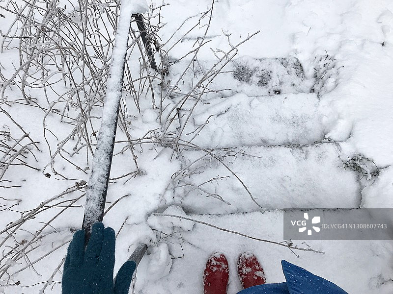女人走下冰雪台阶的第一人称视角图片素材