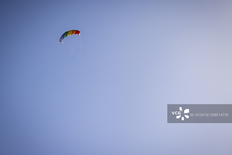 法国奥莱龙蓝色天空中的彩色风筝图片素材