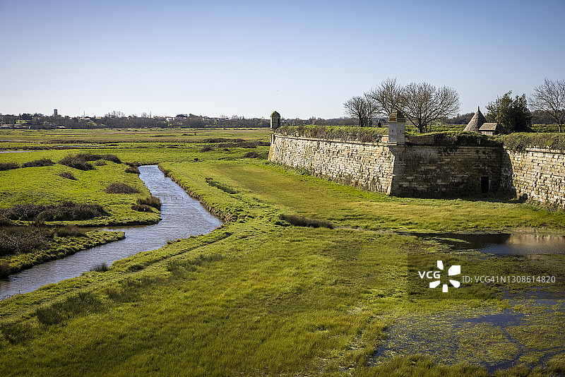 法国耶尔-布鲁阿日防御工事前的沼泽图片素材