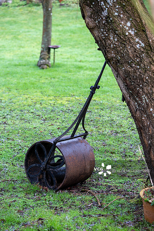 花园里的草坪滚筒图片素材
