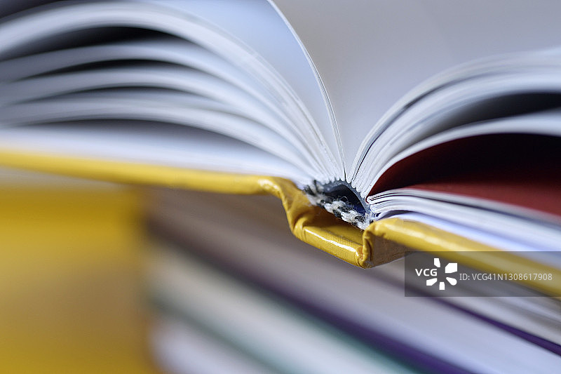 堆叠的书籍图片素材