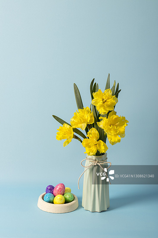 花瓶里的复活节彩蛋和水仙花图片素材