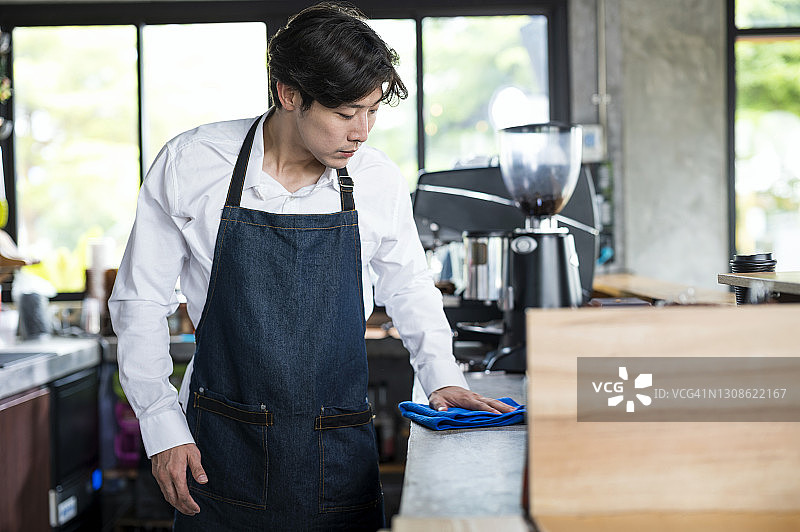 咖啡店男咖啡师清洁柜台图片素材