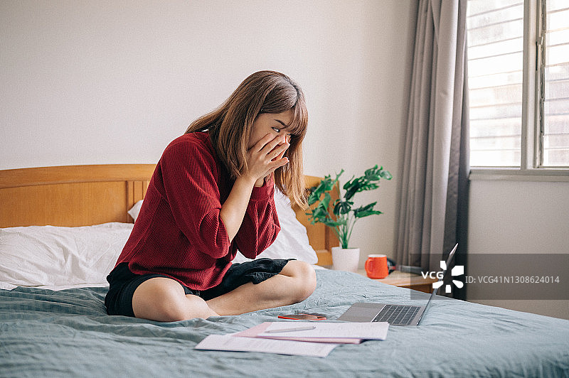 疲惫的自由职业者使用笔记本电脑工作图片素材