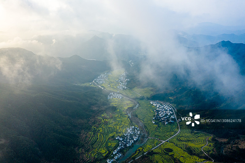中国婺源美丽的乡村风光航拍图片素材