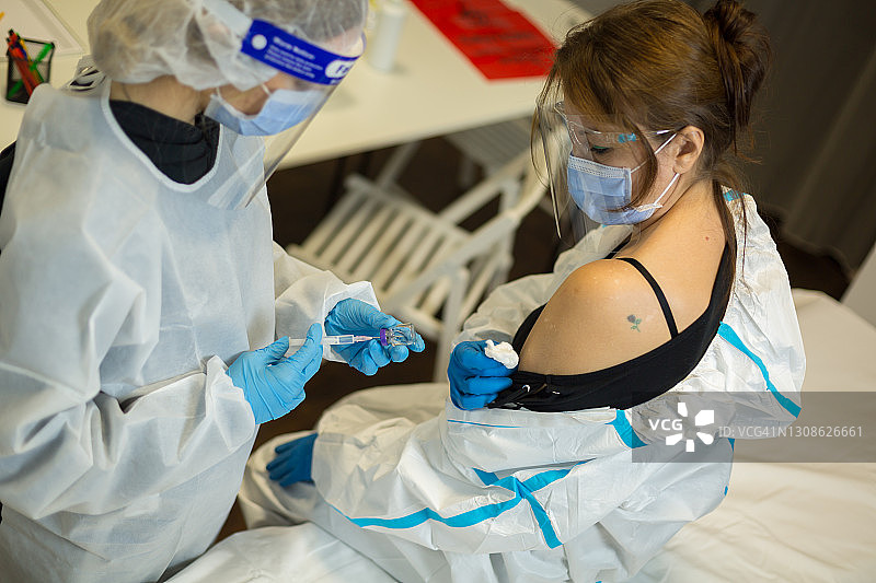 女护士为接种新冠疫苗者进行复苏图片素材