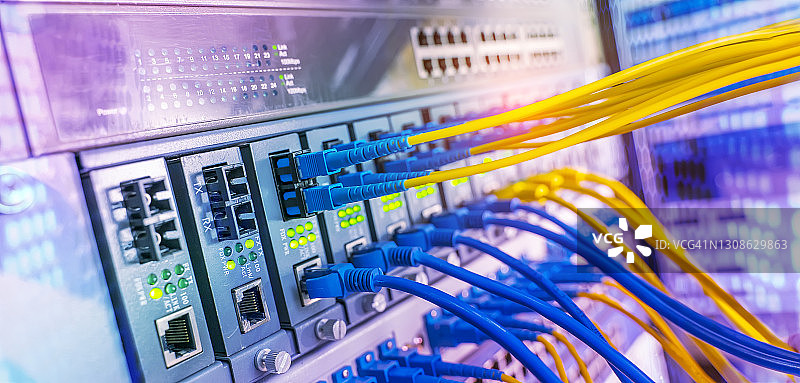 光纤电缆和UTP网络电缆图片素材