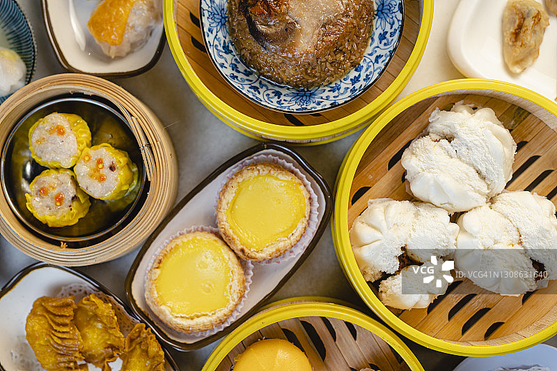 餐桌上的传统中式点心图片素材