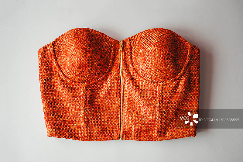 灰色背景下的橙色上衣女子图片素材