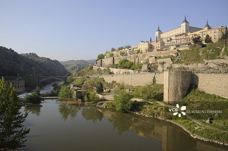 西班牙托莱多城市风光，一条河流穿城而过图片素材