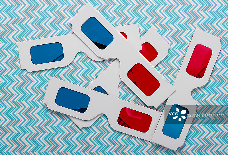 蓝色背景上的80年代复古立体3D眼镜俯视图图片素材