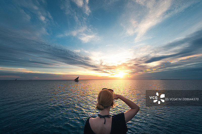 女人观看日落图片素材
