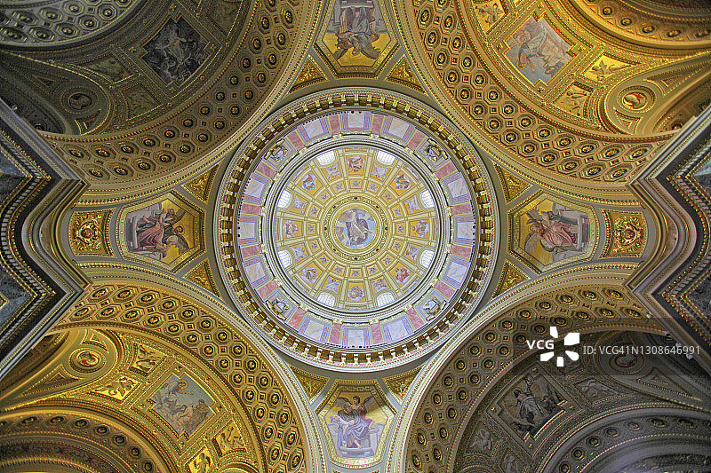 布达佩斯圣斯蒂芬大教堂穹顶图片素材