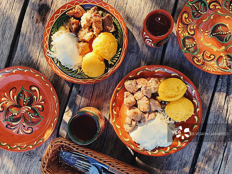 晚餐上的传统摩尔多瓦食物，高角度视图图片素材