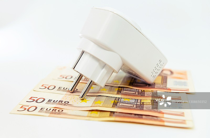 白色背景上的50欧元纸币和白色电源插头图片素材