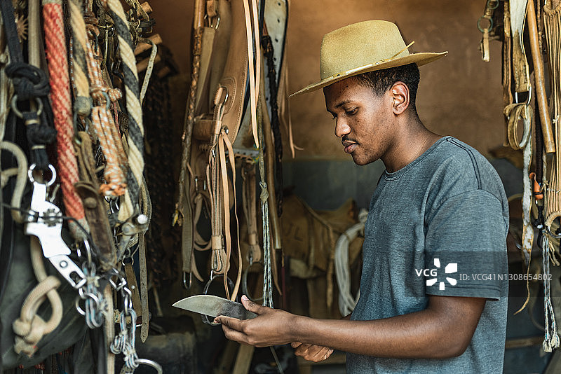 农民检查刀具图片素材