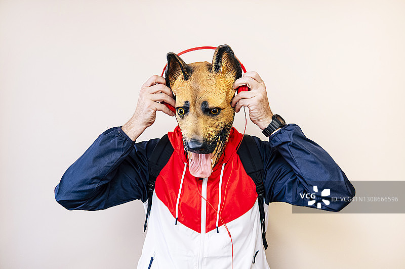 手扶头部的男子与小狗图片素材