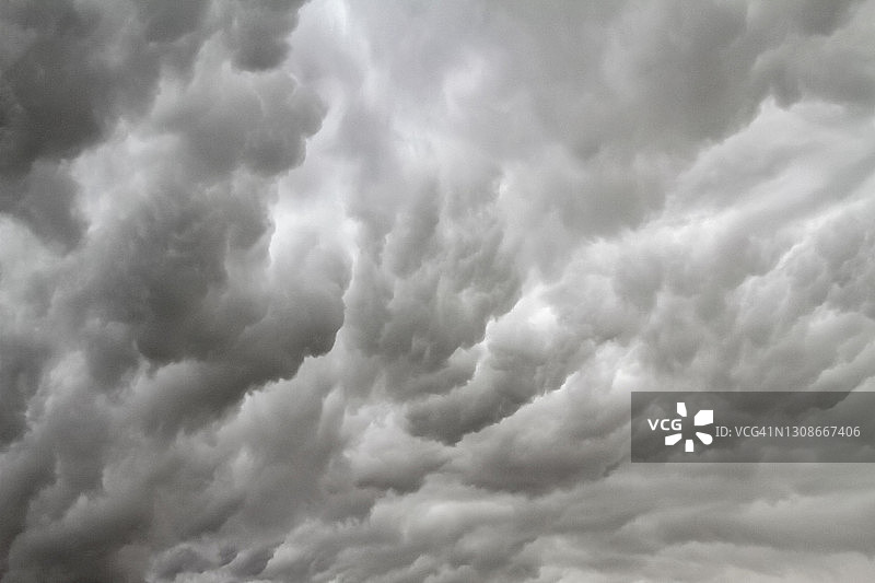 暴雨前的乌云图片素材