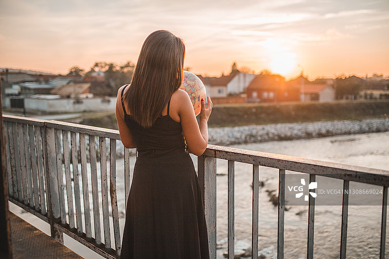 女子拿着地球仪，梦想旅行图片素材
