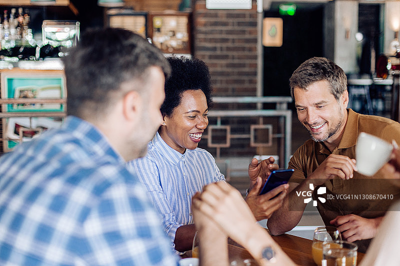 下班后，同事们在咖啡馆放松身心，享受乐趣图片素材