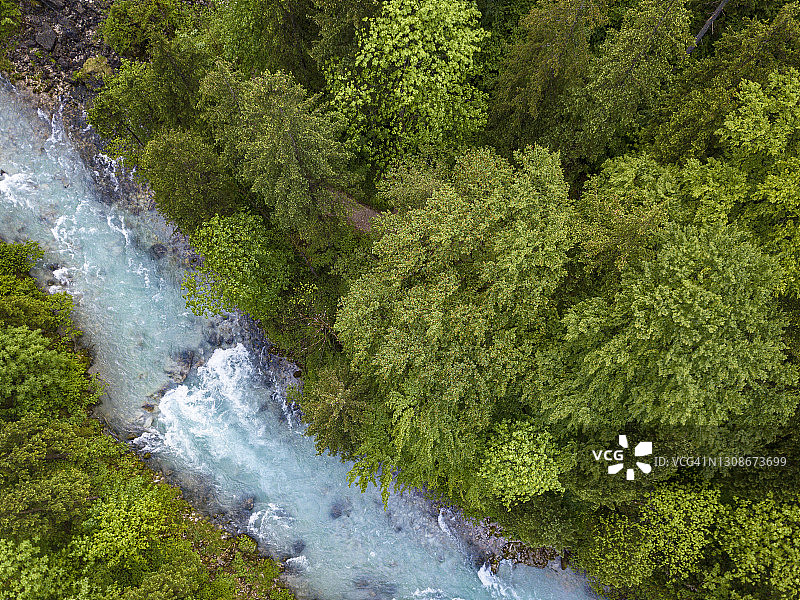 阿尔卑斯山施泰尔河（上奥地利州）的航拍景色图片素材