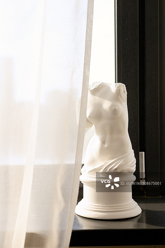 女子石膏半身像图片素材