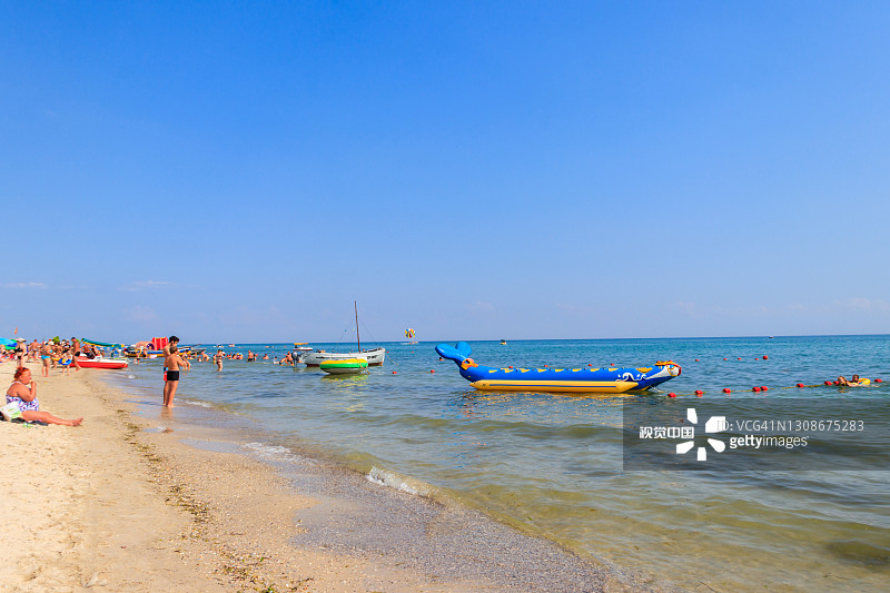 在乌克兰拉祖尔内的黑海中玩耍的游客图片素材