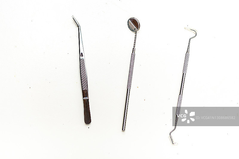 白色背景上的牙科器械图片素材