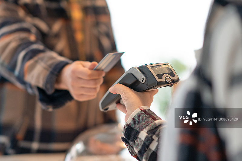 咖啡馆内的非接触式支付图片素材