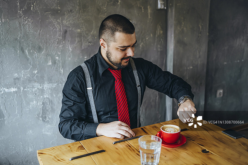 男人查看时间图片素材