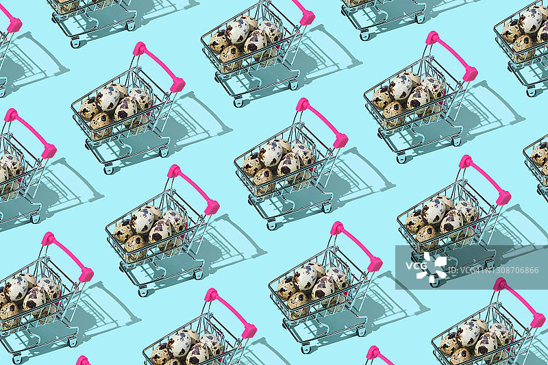 蓝色背景上装满未煮有机鸡蛋的购物车图案，复活节购物促销，扁平风格，俯视图片素材