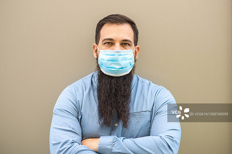 戴防护口罩长胡子年轻男人肖像图片素材