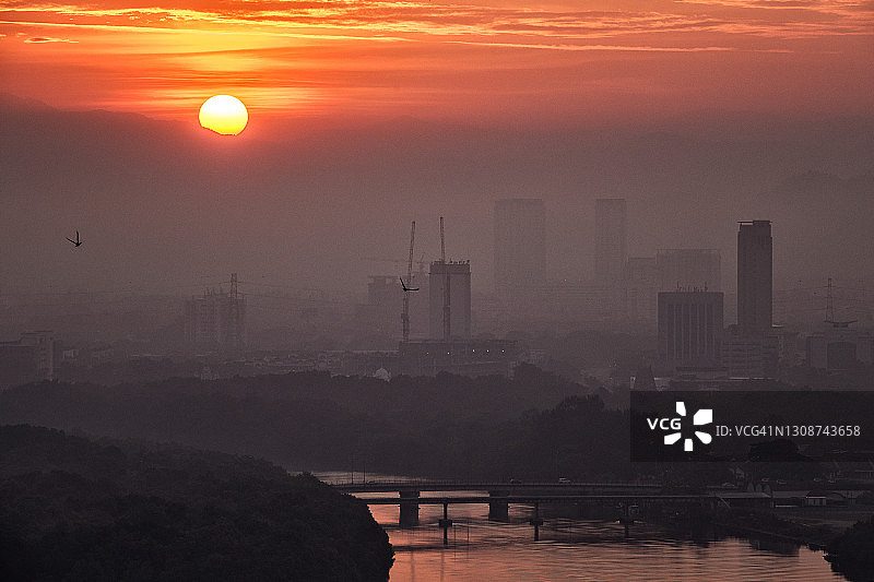 空气污染城市日出图片素材