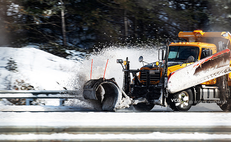 除雪车清理高速公路图片素材