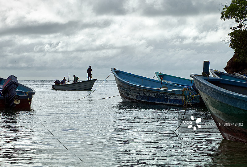 渔民乘坐独木舟返回图片素材